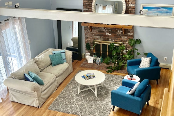 Huge, open family room with skylight