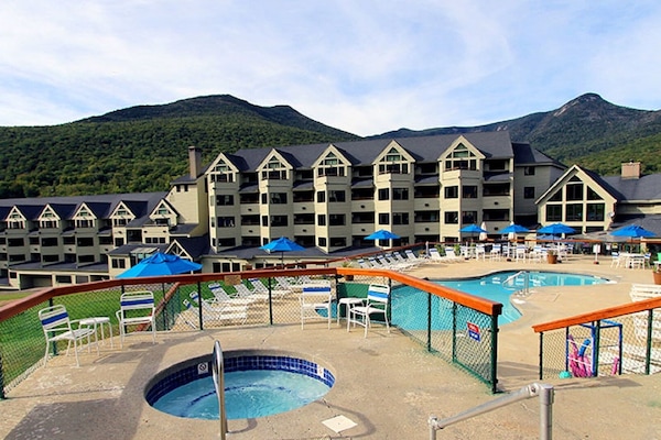 The outdoor pool and hot tub at the Loon Mountain Club!