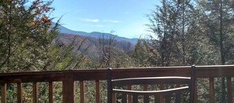 Beautiful Mountain View! WiFi & Linens included. Between Stoplights 1 and 2A