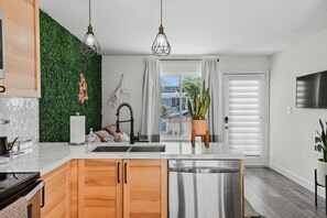 Fridge, microwave, oven, stovetop - Casa Nova - Central San Diego FREE parking (San Diego)