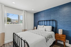 1 Schlafzimmer, Schreibtisch, Bügeleisen/Bügelbrett, Reisekinderbett