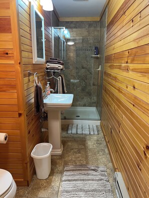 Combined shower/bathtub, hair dryer, towels, toilet paper - STEPS to Olympic Speed Skating Oval, Main St., Pet Friendly. STR-200373 (Lake Placid)
