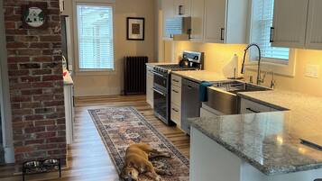 雪櫃、微波爐、焗爐、爐具