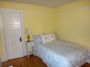4 bedrooms, WiFi, bed sheets - STEPS to Olympic Speed Skating Oval, Main St., Pet Friendly. STR-200373 (Lake Placid)