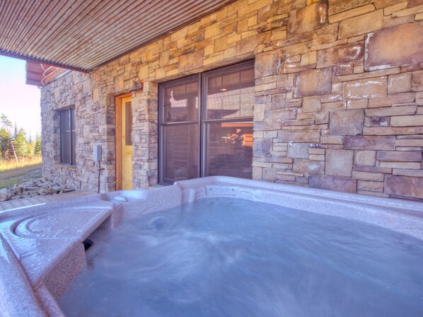 Outdoor spa tub