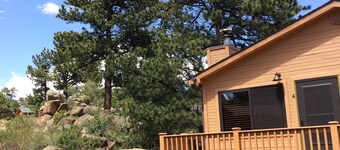Deer Cozy Cabin by the Big Thompson River, Near R.M.N.Park.