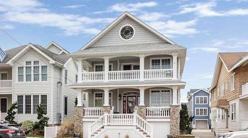  LOCATION-PRIME:  Steps away from the Boardwalk & BEACH