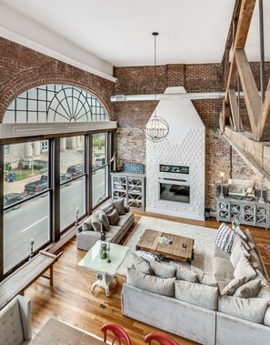 Smart TV, chimenea, videojuegos y libros 