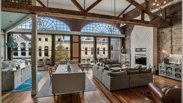 TV connectée, cheminée, jeux vidéo, livres