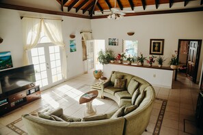 Smart TV - Heaven's Gate - Off Grid Ocean View Villa (Coral Bay)