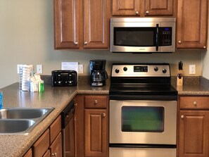 Fridge, microwave, oven, stovetop - Self Checkin/Out | Family Friendly | Perfect Location | Free WiFi  (Miramar Beach)