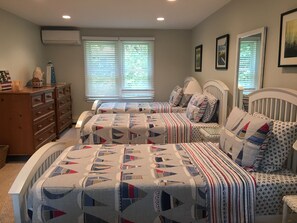 3 bedrooms, iron/ironing board, free WiFi, bed sheets - 10 minute walk to the beach! 30% off between July 10-18! (Cotuit)