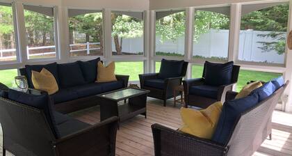 10 Min. Walk to Beach! Fully stocked house! Awesome Fall and Winter Getaway!