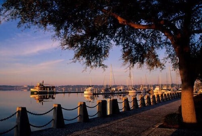 Beautiful waterfront views, super clean, close to Parris Island and beaches!