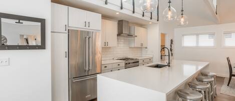 Frigorífico, microondas, horno y placa de cocina