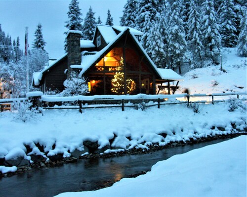 BEAUTIFUL ELK MOUNTAIN RANCH ADJOINS OVER 2 MILLION ACRES OF NATIONAL FOREST!