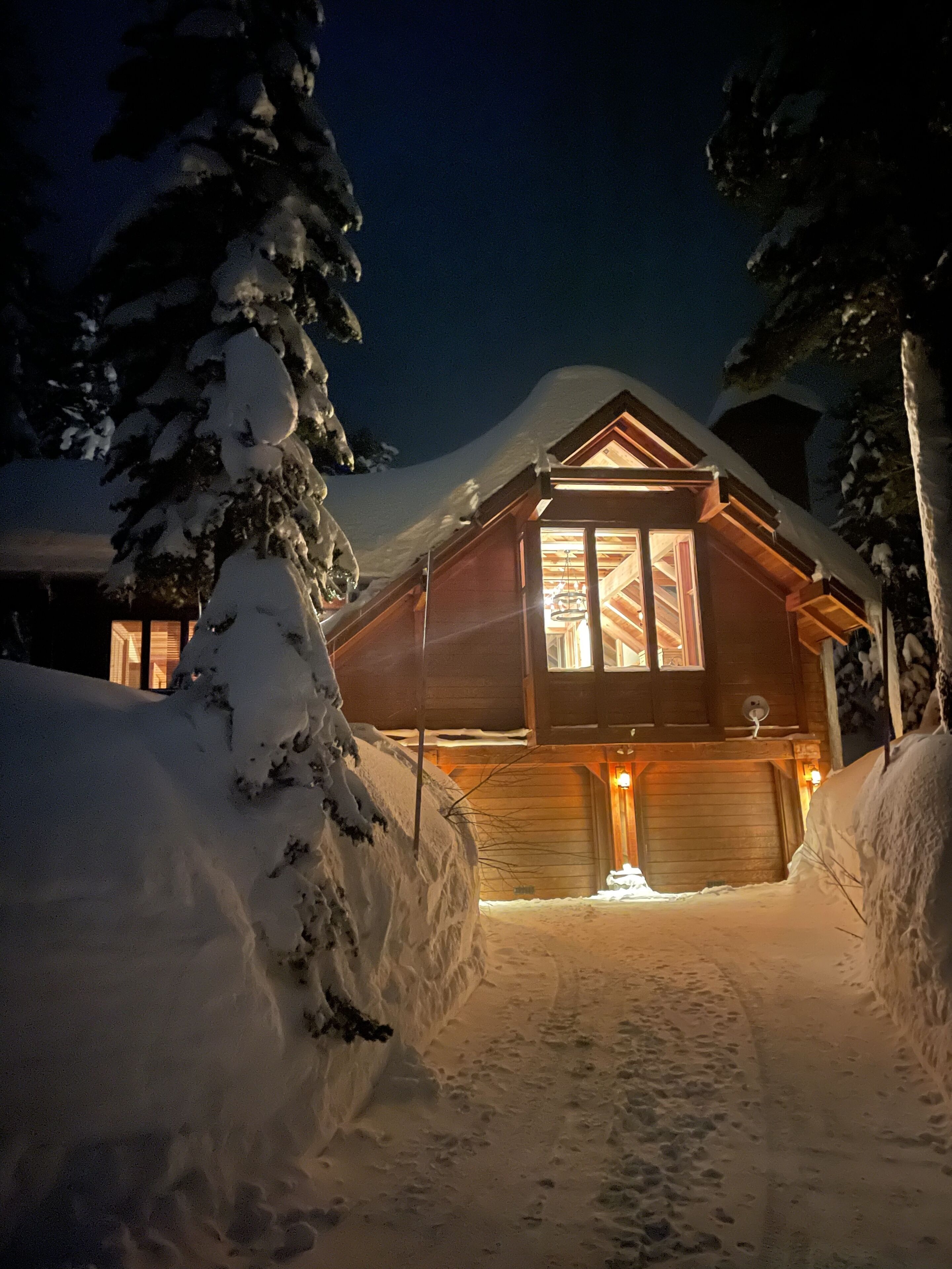 Alpine Meadows-Bear Creek/Palisades Tahoe Luxury Ski Cabin with Hot Tub & Garage