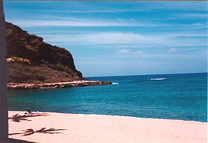 Plage, chaises longues, serviettes de plage