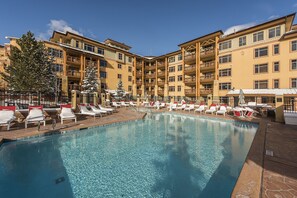 Piscina all'aperto, una piscina riscaldata