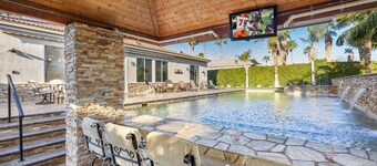 Coachella Music Fest - 3 Bed + Den or 4th 2 Bath - Resort Pool ~ Swim-Up Bar!!