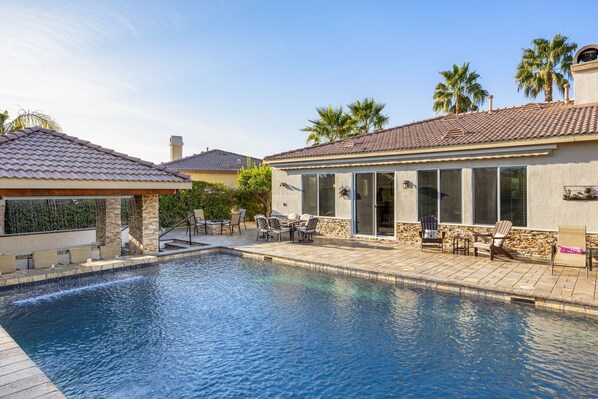 Alberca al aire libre y alberca climatizada