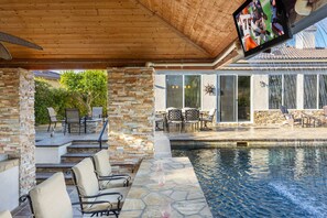 Alberca al aire libre y alberca climatizada