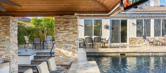 Atlantis Of The Desert - 3 Bed + Den or 4th 2 Bath - Resort Pool ~ Swim-Up Bar!!