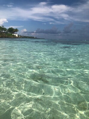 Ubicación a pie de playa y tumbonas