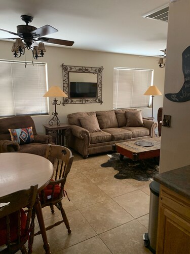  3 korttelin päässä keskustasta!  Kysy viikoittain ja kuukausittain hinnat!  