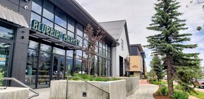 Exterior - Spacious with private hot tub and King size beds and en-suites (Silverthorne)