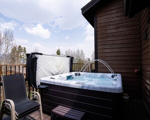 Outdoor spa tub - Spacious with private hot tub and King size beds and en-suites (Silverthorne)