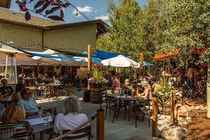 Outdoor dining - Spacious with private hot tub and King size beds and en-suites (Silverthorne)