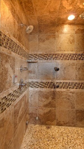 Combined shower/bathtub, hair dryer, towels, soap - Spacious with private hot tub and King size beds and en-suites (Silverthorne)
