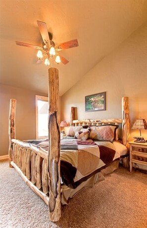 5 bedrooms, desk, iron/ironing board, travel cot - Spacious with private hot tub and King size beds and en-suites (Silverthorne)