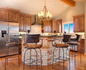 Dining - Spacious with private hot tub and King size beds and en-suites (Silverthorne)