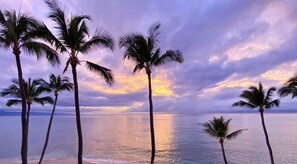 Sur la plage, chaise longue, serviettes de plage
