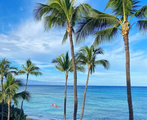 Sur la plage, chaise longue, serviettes de plage