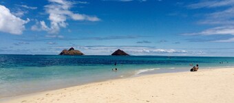 Close to the Beautiful Kailua Beach-A/C's-Full Kitchen-Covered Patio-Laundry