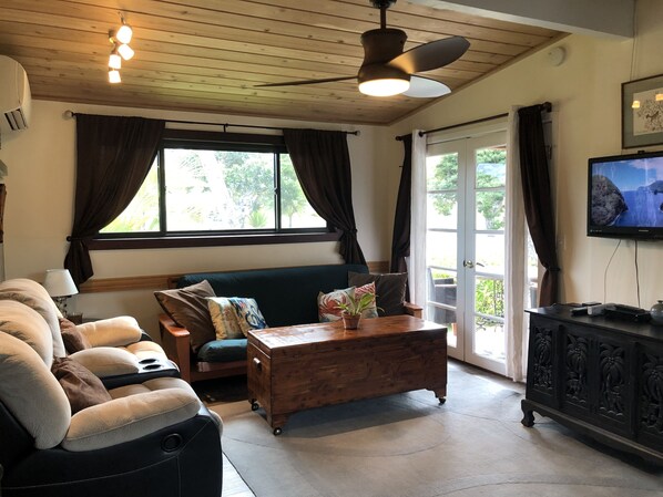 Téléviseur connecté, lecteur de DVD, livres, sélection de films