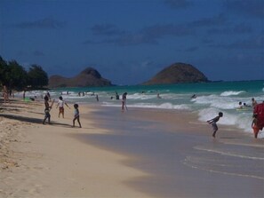 Beach nearby, sun-loungers, beach towels
