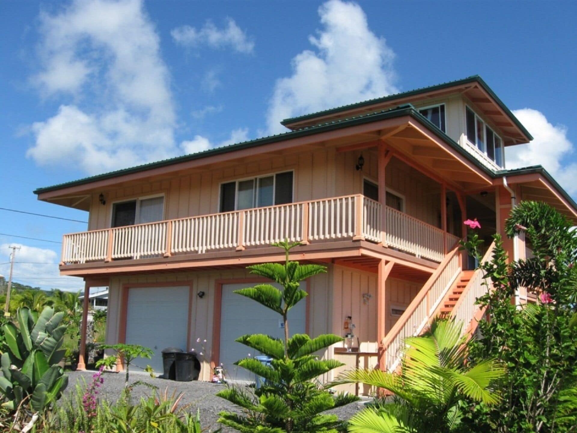 Nice 'Private studio' w/ own entrance on side of building