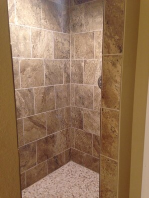 Combined shower/bathtub, hair dryer, towels, soap - Fall is BEAUTIFUL @ LAKE Francis!  Winter Specials, flexible, inquire! 
 (Elysian)