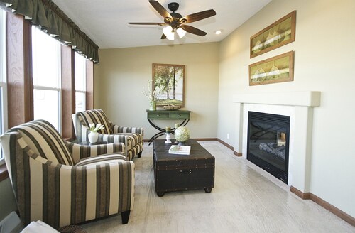 Fall is BEAUTIFUL @ LAKE Francis!  Winter Specials, flexible, inquire! 
