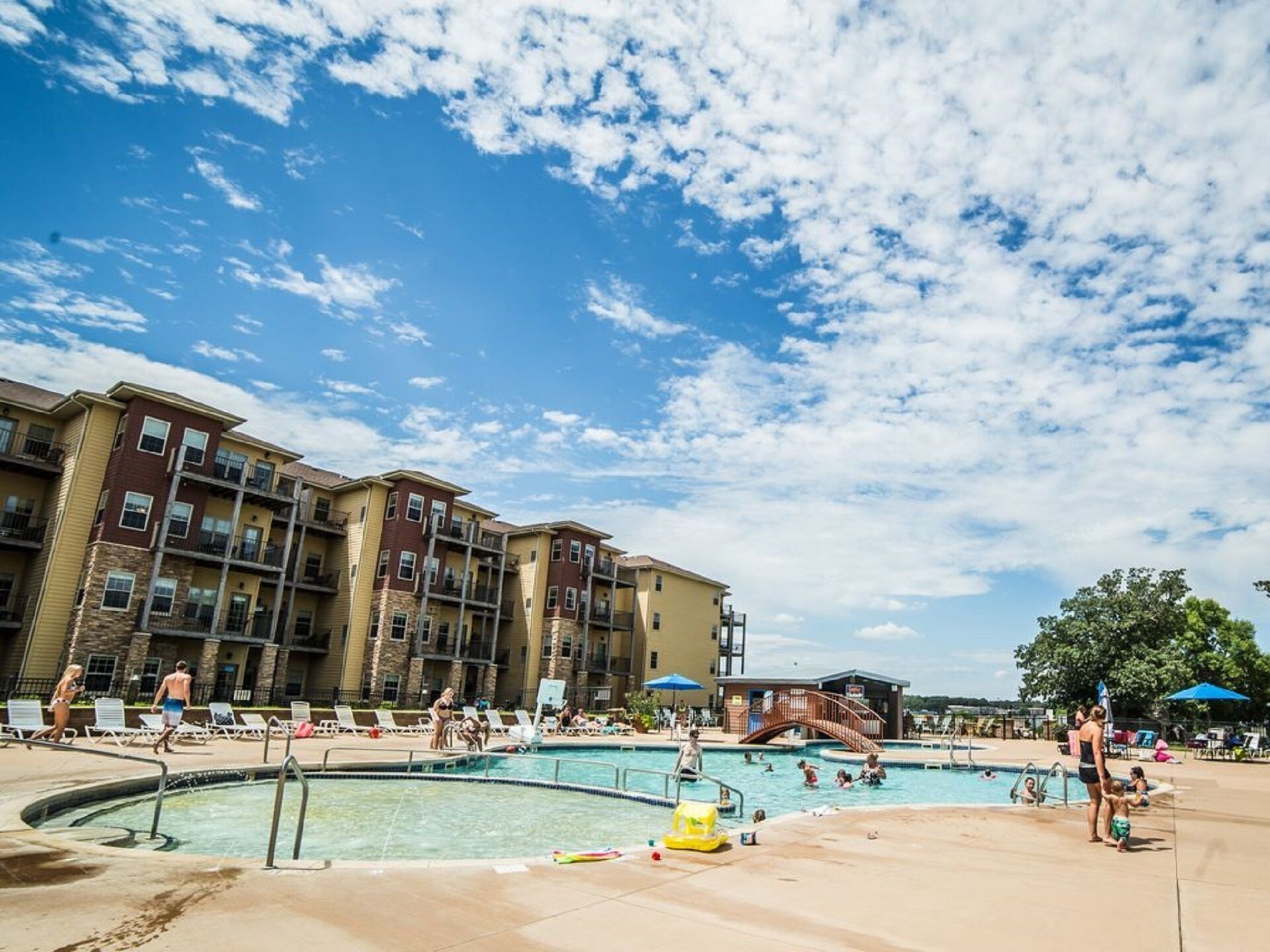Una piscina techada, una piscina al aire libre