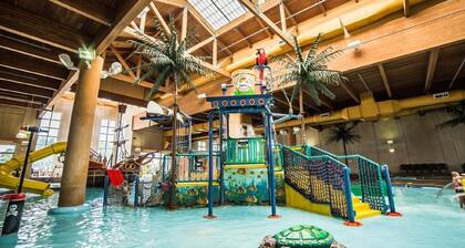 Cozy Okoboji Vacation Home At Bridges Bay Resort - backs to pool! #118