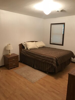 3 bedrooms, WiFi, bed sheets, wheelchair access - Vacation on the most exciting strip on Otter Tail Lake (Battle Lake)