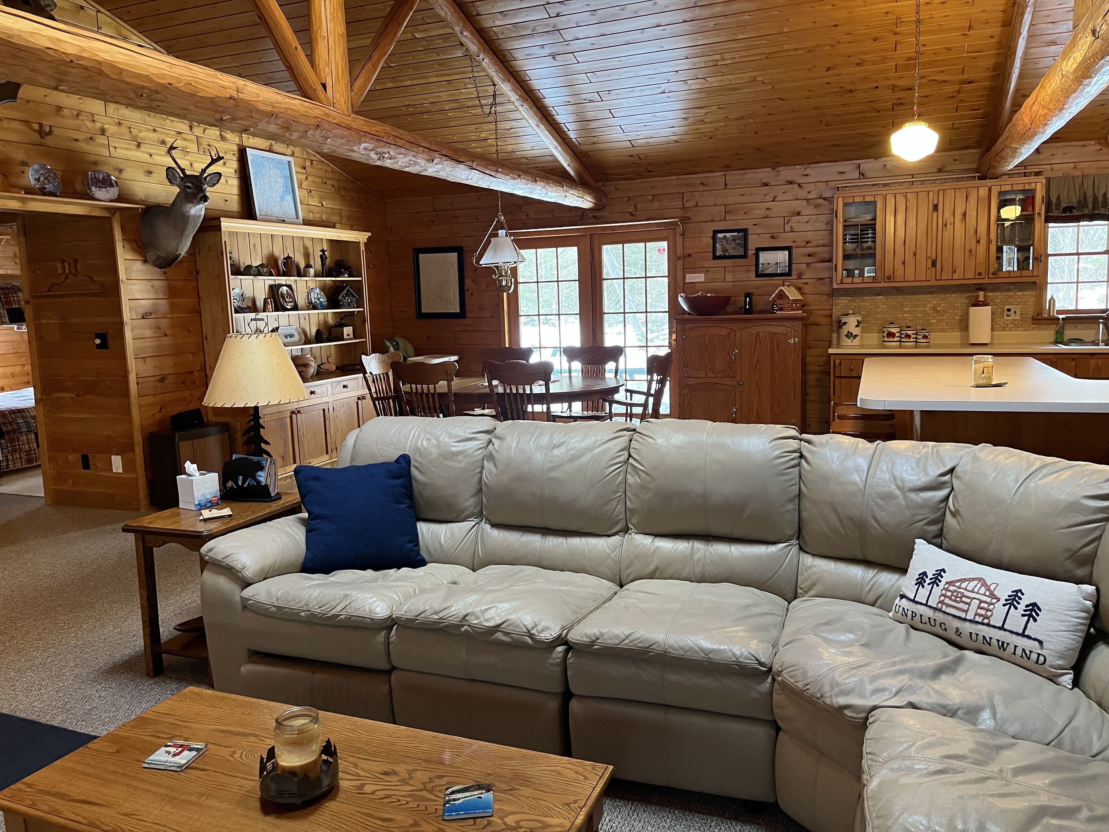 Téléviseur connecté, foyer, lecteur de DVD, livres