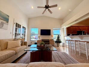 Télévision, lecteur de DVD, table de tennis de table, chaîne hi-fi