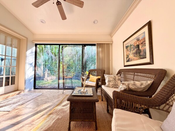 Télévision, lecteur de DVD, table de tennis de table, chaîne hi-fi