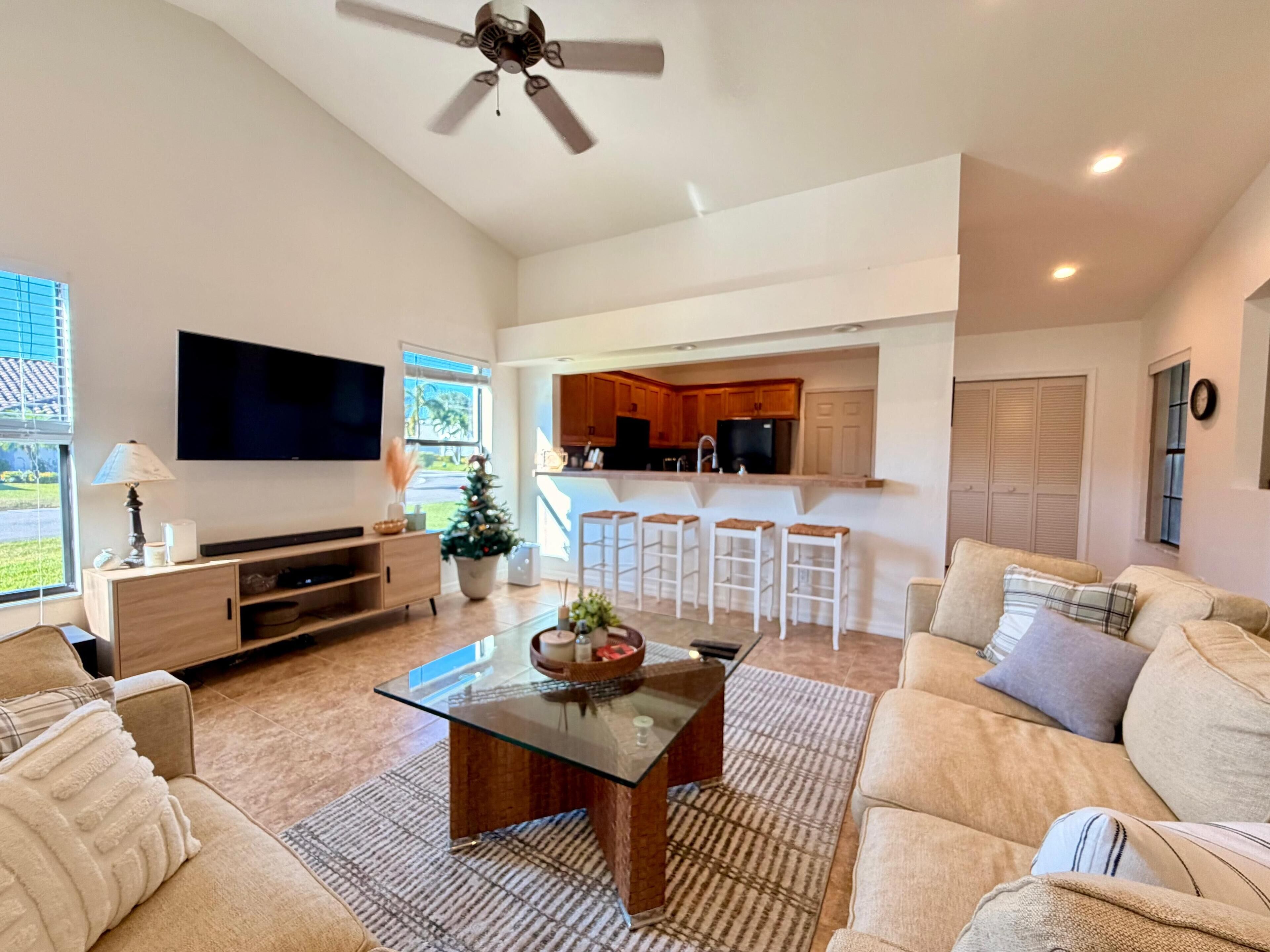 テレビ、DVD プレーヤー、卓球台、ステレオ